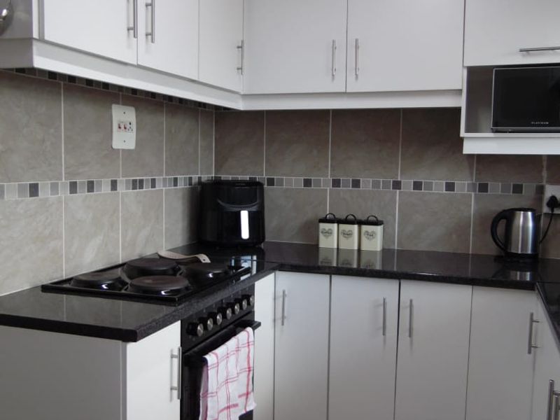 Modern 2 Bedroom Apartment in Amanzimtoti - Photo 3