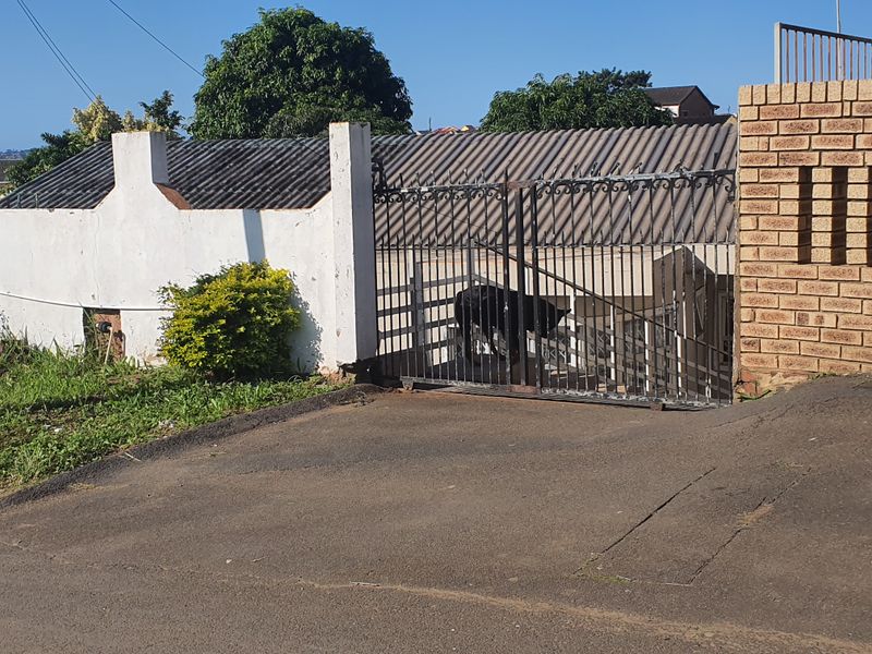 Spacious Three Bedroom Home with Outbuilding in Foresthaven for Sale - Photo 2