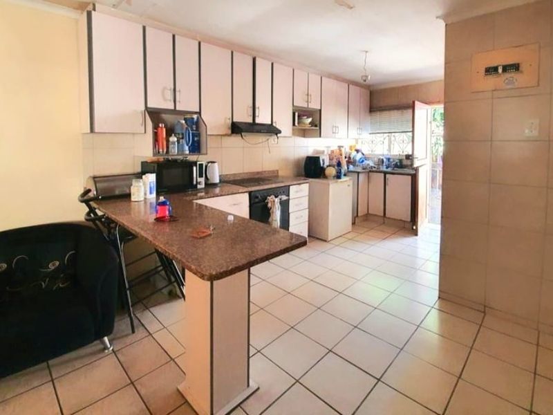 Spacious Three Bedroom Home with Outbuilding in Foresthaven for Sale - Photo 10
