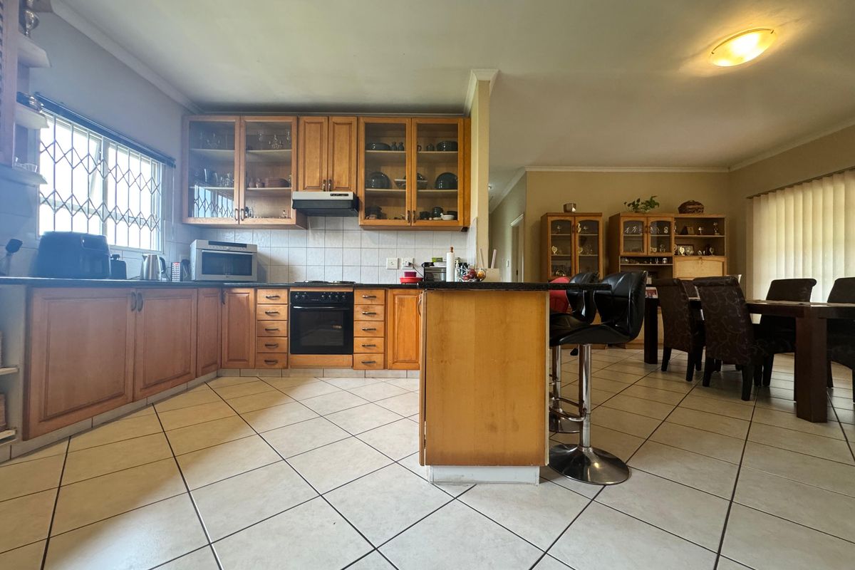 Spacious 4-Bedroom House For Sale In Sought-After Mount Edgecombe . - Photo 3