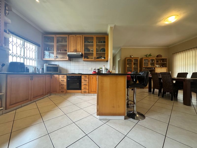 Spacious 4-Bedroom House For Sale In Sought-After Mount Edgecombe . - Photo 3