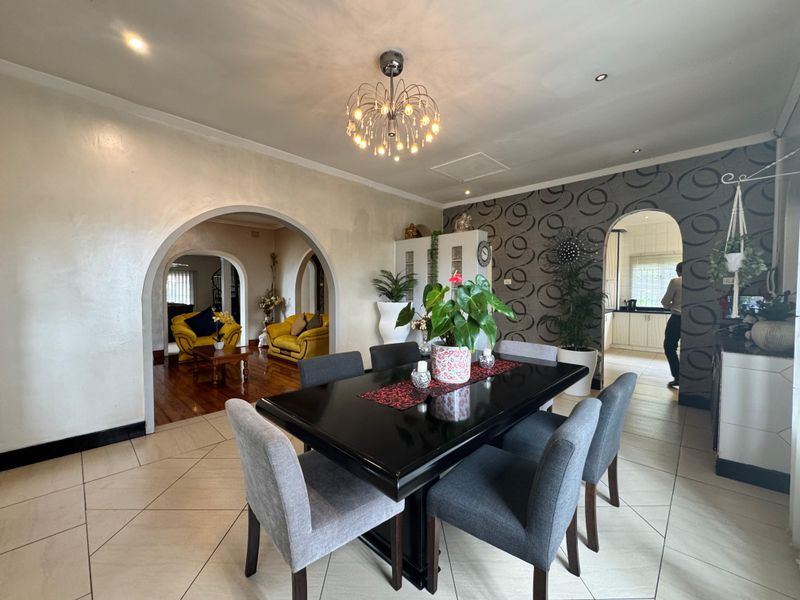 Spacious 4-Bedroom Family Home For Sale In Glen Anil. - Photo 2