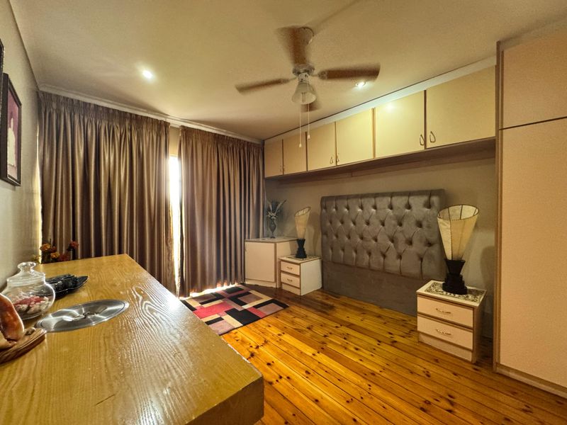 Spacious 4-Bedroom Family Home For Sale In Glen Anil. - Photo 7