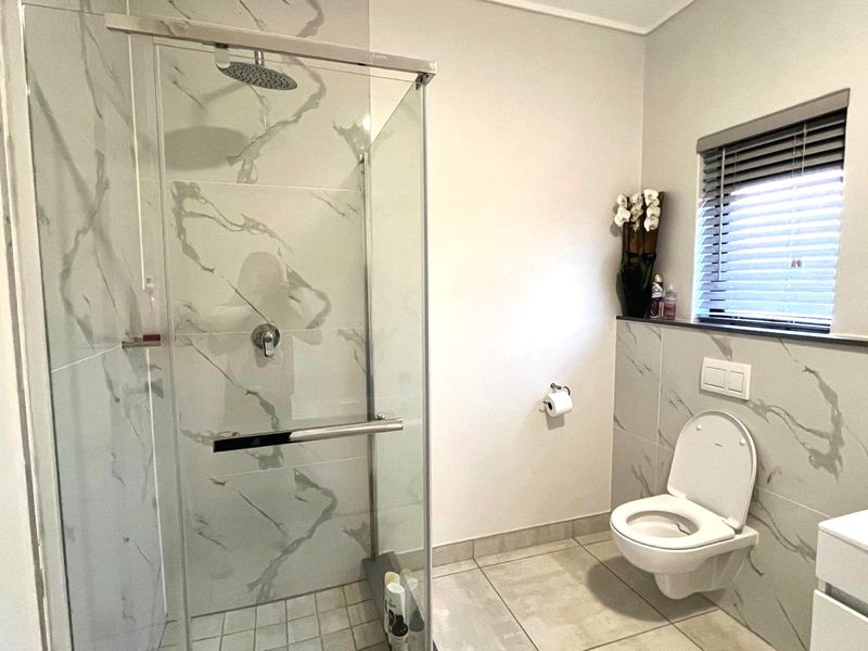 Izinga - Modern 3 Bed For Sale With Stunning Seaviews - Photo 10