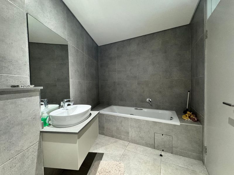 Stylish 2-Bedroom Apartment on Vibrant Florida Road For Sale - Photo 10