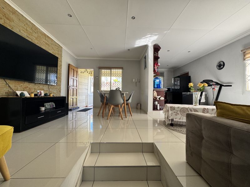 Luxurious and Elegant 2 Bedroom Simplex Available For Sale in the Prestigious Westlake Estate - Photo 10