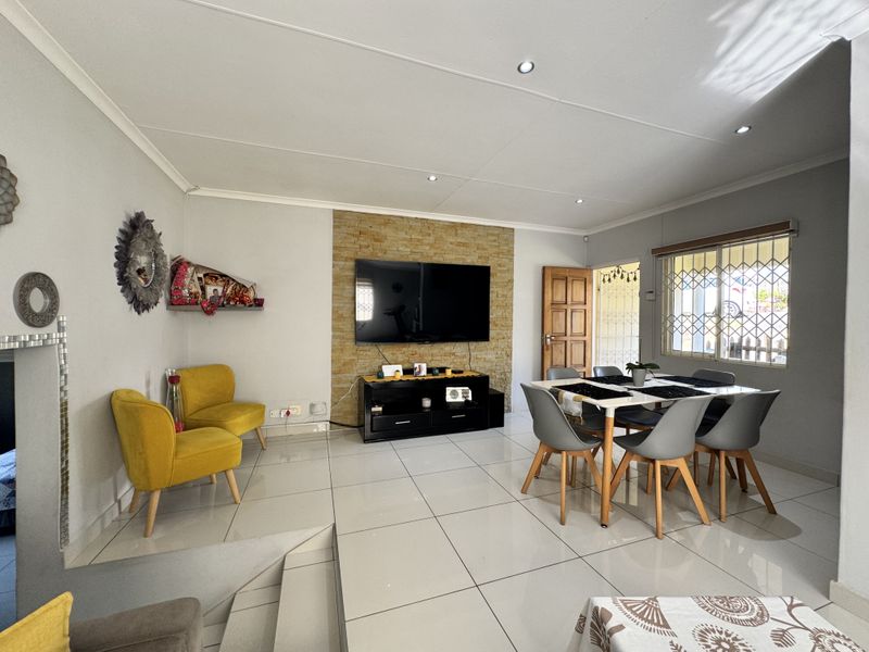 Luxurious and Elegant 2 Bedroom Simplex Available For Sale in the Prestigious Westlake Estate - Photo 9