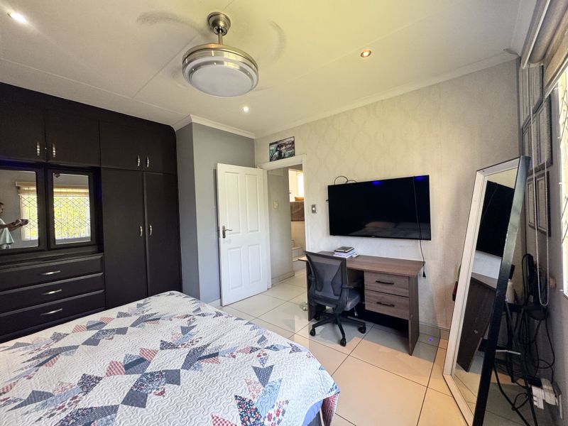 Luxurious and Elegant 2 Bedroom Simplex Available For Sale in the Prestigious Westlake Estate - Photo 8