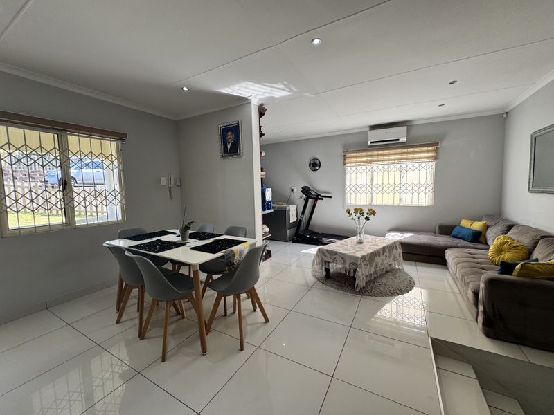 Luxurious and Elegant 2 Bedroom Simplex Available For Sale in the Prestigious Westlake Estate - Photo 2