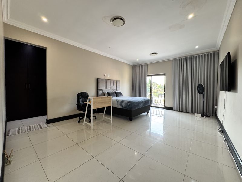 Stunning Upmarket Townhouse For Sale In Izinga Estate - Photo 9