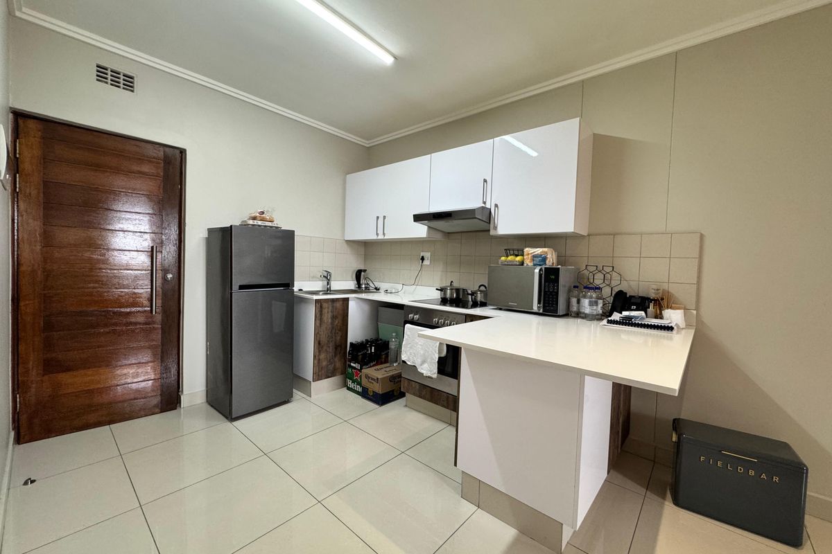 Modern Studio Apartment with Scenic Views – Prime Property Listing - Photo 3