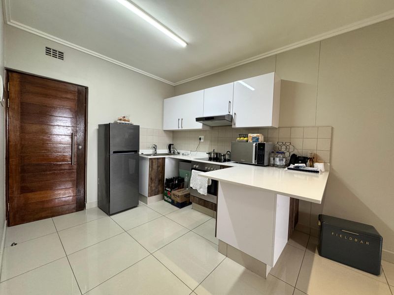 Modern Studio Apartment with Scenic Views – Prime Property Listing - Photo 3