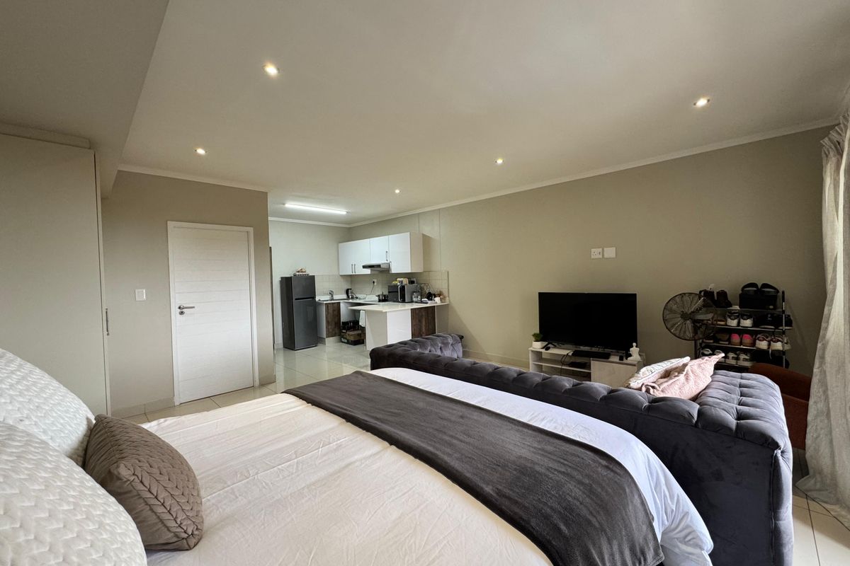 Modern Studio Apartment with Scenic Views – Prime Property Listing - Photo 5