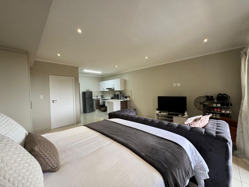 Modern Studio Apartment with Scenic Views – Prime Property Listing - Photo 5