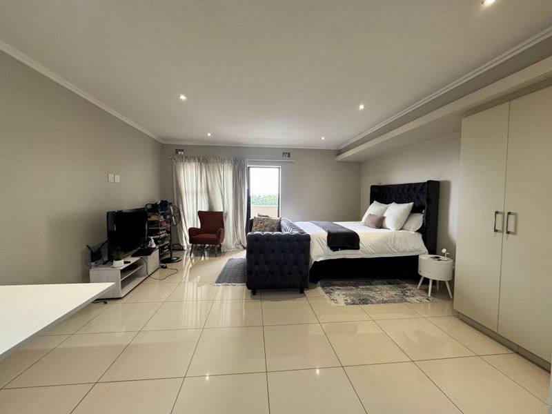 Modern Studio Apartment with Scenic Views – Prime Property Listing - Photo 6