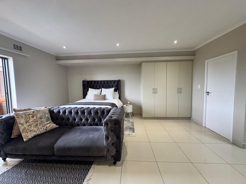 Modern Studio Apartment with Scenic Views – Prime Property Listing - Photo 7