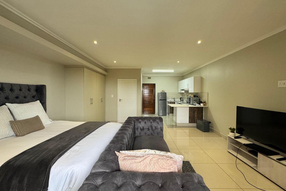 Modern Studio Apartment with Scenic Views – Prime Property Listing - Photo 2