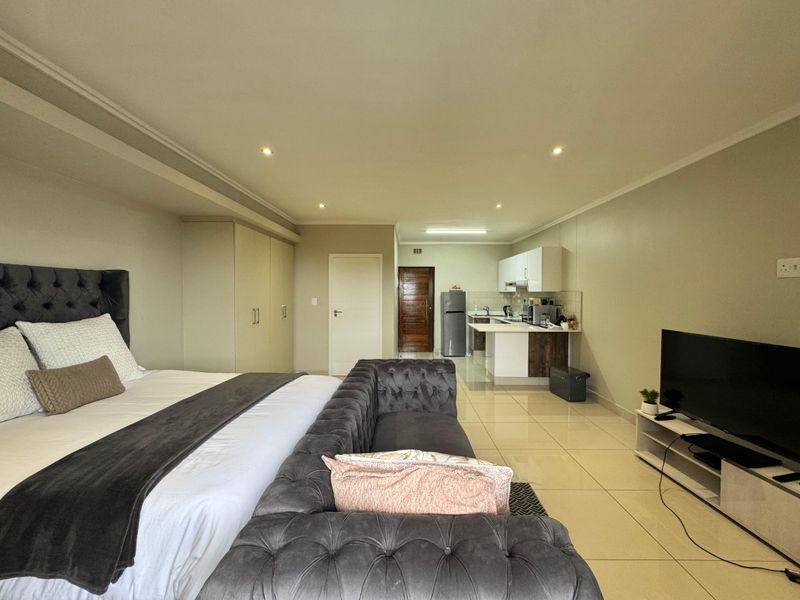 Modern Studio Apartment with Scenic Views – Prime Property Listing - Photo 2