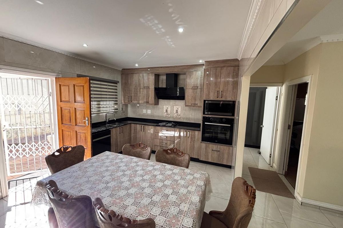 3 Bedroom Simplex For Sale - Photo 4