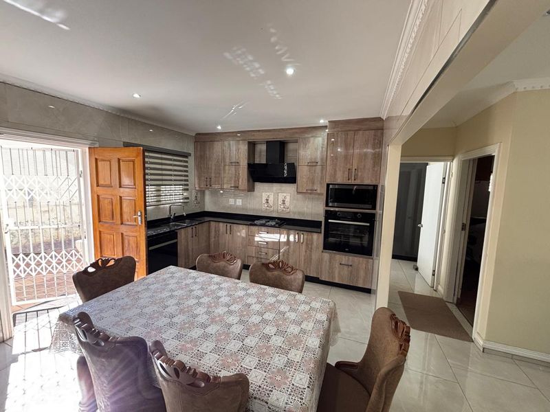 3 Bedroom Simplex For Sale - Photo 4