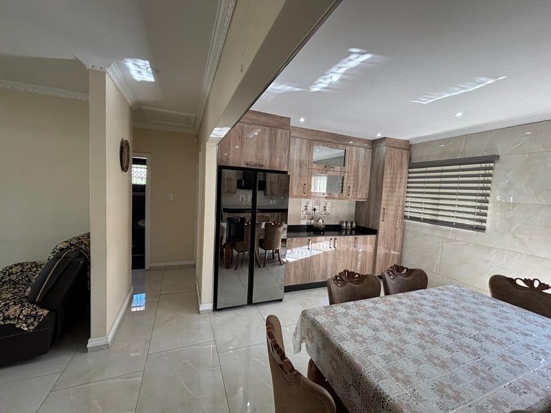 3 Bedroom Simplex For Sale - Photo 5