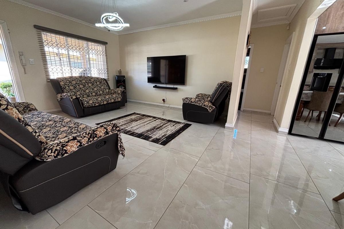 3 Bedroom Simplex For Sale - Photo 2