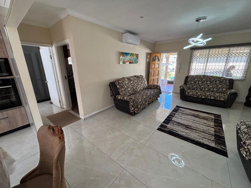 3 Bedroom Simplex For Sale - Photo 3