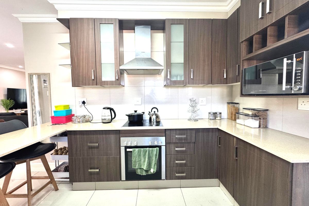 Stunning 3 Bedroom For Sale - Gated Estate Broadlands! - Photo 3