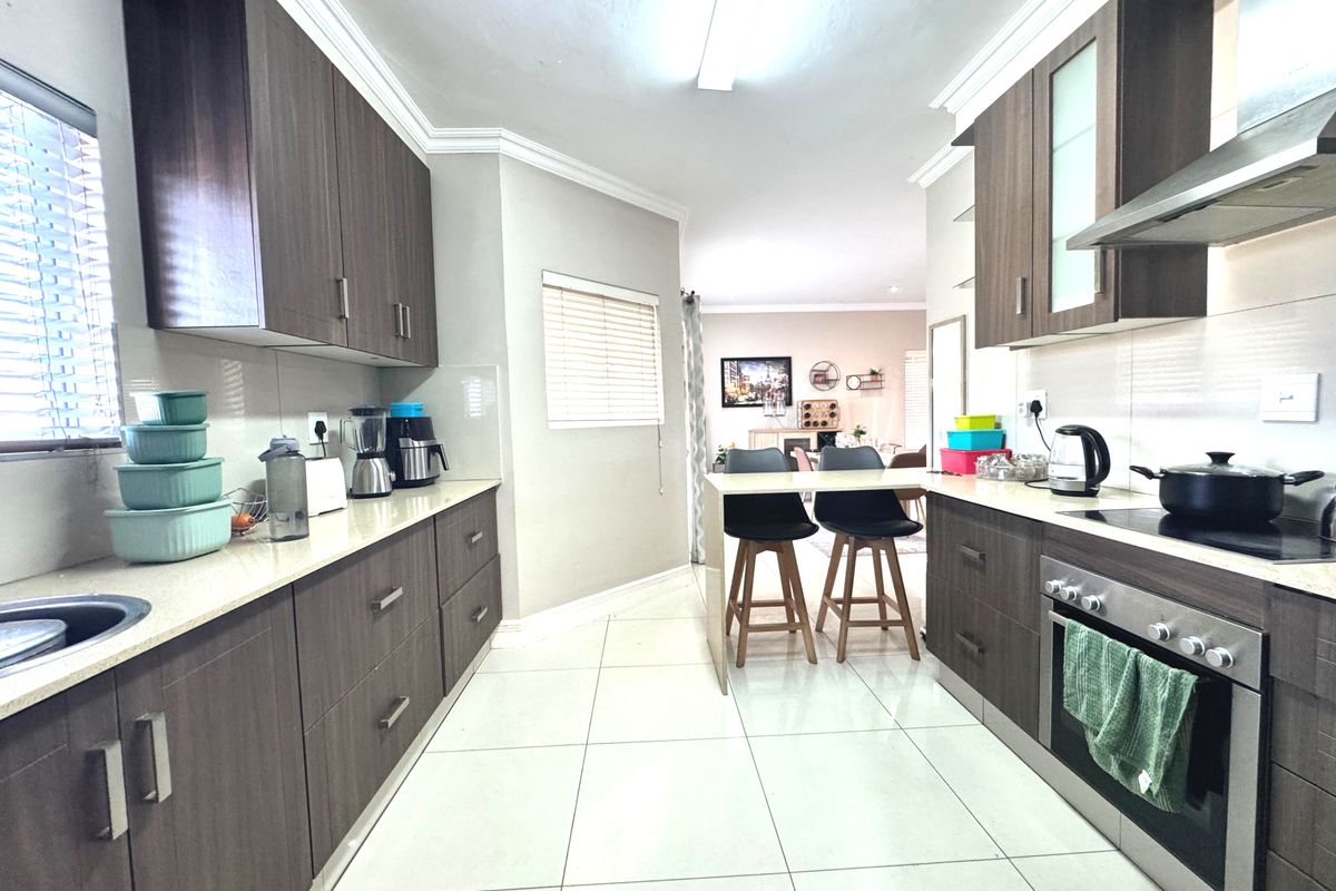 Stunning 3 Bedroom For Sale - Gated Estate Broadlands! - Photo 2