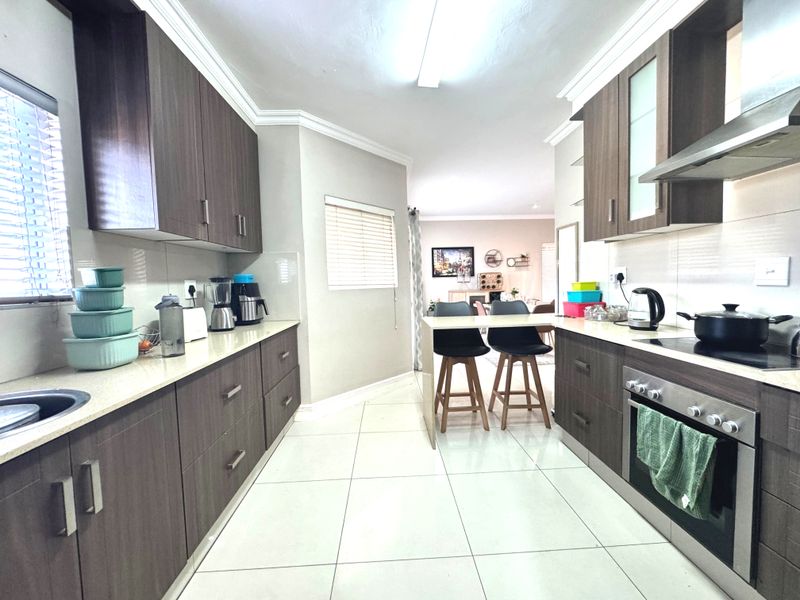 Stunning 3 Bedroom For Sale - Gated Estate Broadlands! - Photo 2