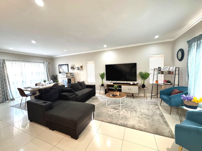 Stunning 3 Bedroom For Sale - Gated Estate Broadlands! - Photo 9