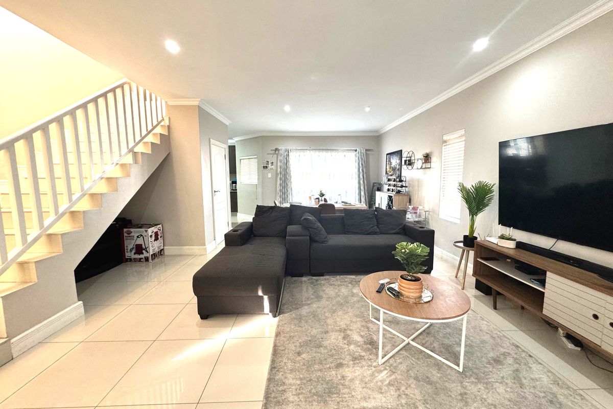 Stunning 3 Bedroom For Sale - Gated Estate Broadlands! - Photo 5