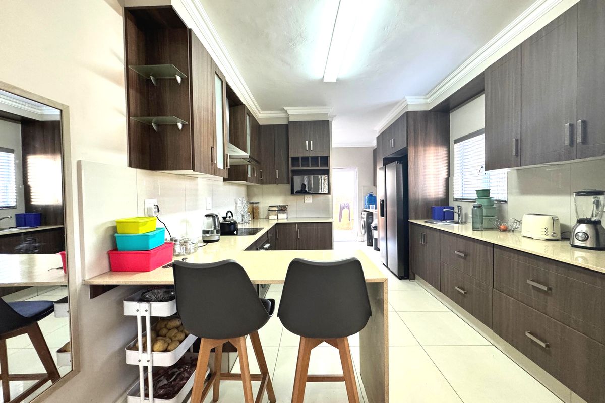 Stunning 3 Bedroom For Sale - Gated Estate Broadlands! - Photo 4