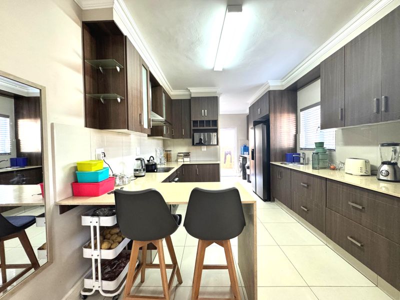 Stunning 3 Bedroom For Sale - Gated Estate Broadlands! - Photo 4