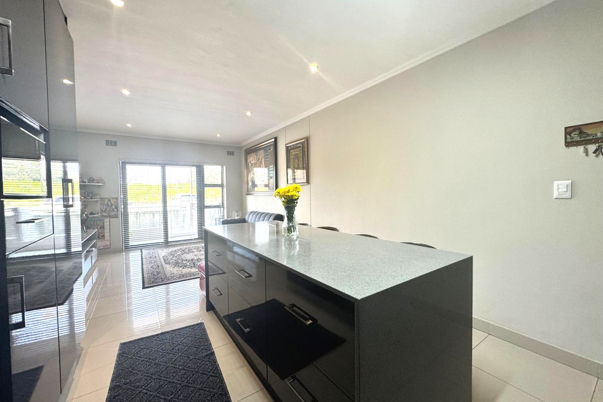 Umhlangas Finest! Fully Furnished Spacious Two Bedroom Apartment For Sale - Photo 5