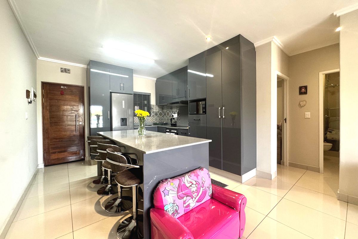 Umhlangas Finest! Fully Furnished Spacious Two Bedroom Apartment For Sale - Photo 2