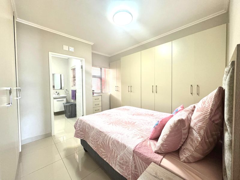 Umhlangas Finest! Fully Furnished Spacious Two Bedroom Apartment For Sale - Photo 10