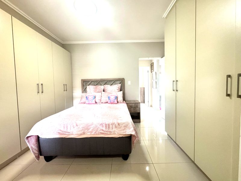 Umhlangas Finest! Fully Furnished Spacious Two Bedroom Apartment For Sale - Photo 9