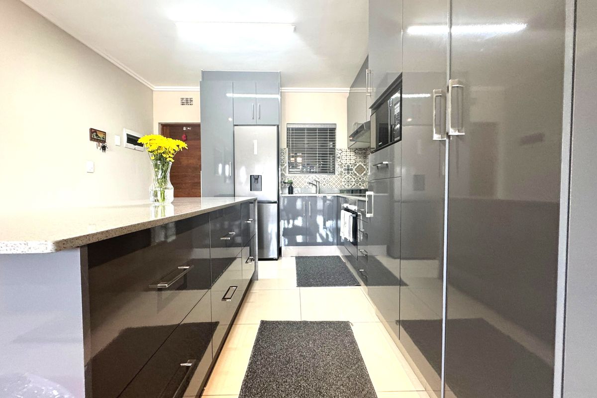 Umhlangas Finest! Fully Furnished Spacious Two Bedroom Apartment For Sale - Photo 3