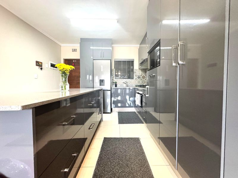 Umhlangas Finest! Fully Furnished Spacious Two Bedroom Apartment For Sale - Photo 3