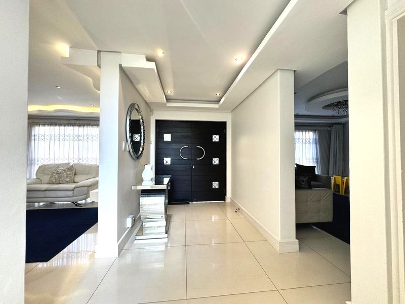 Exquisite 4 Bedroom Family Home for Sale in Izinga Estate - Photo 3
