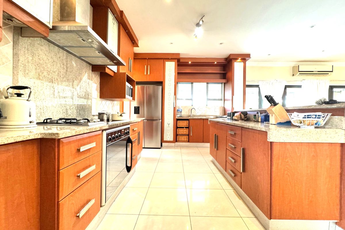 Stunning 8 bedroom Dual-Home in Exclusive Gated Estate, Izinga For Sale. - Photo 4