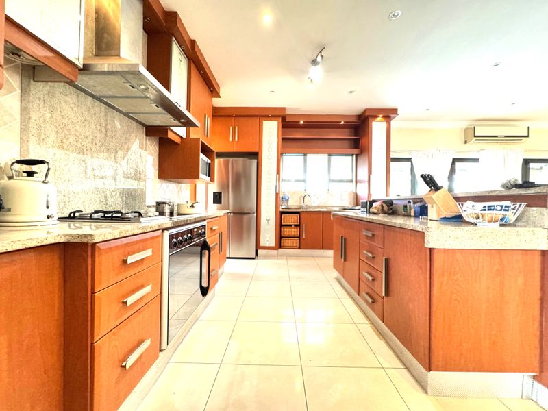 Stunning 8 bedroom Dual-Home in Exclusive Gated Estate, Izinga For Sale. - Photo 4