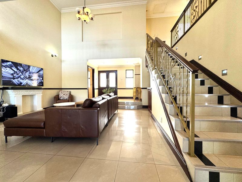 Stunning 8 bedroom Dual-Home in Exclusive Gated Estate, Izinga For Sale. - Photo 9
