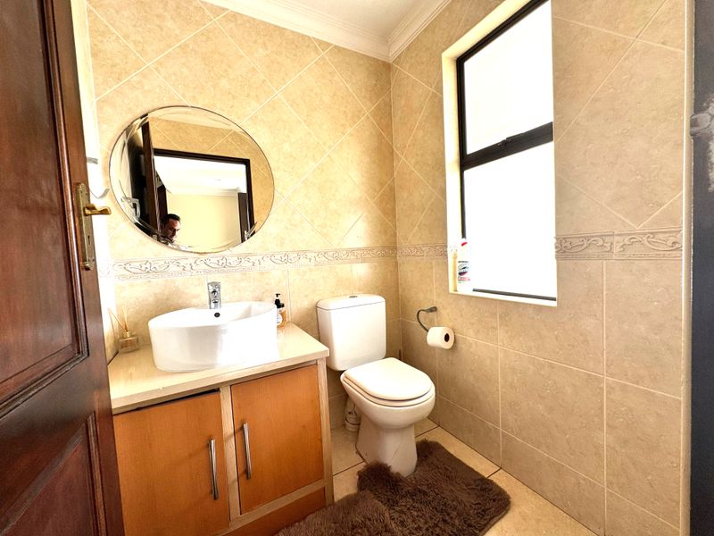 Stunning 8 bedroom Dual-Home in Exclusive Gated Estate, Izinga For Sale. - Photo 8