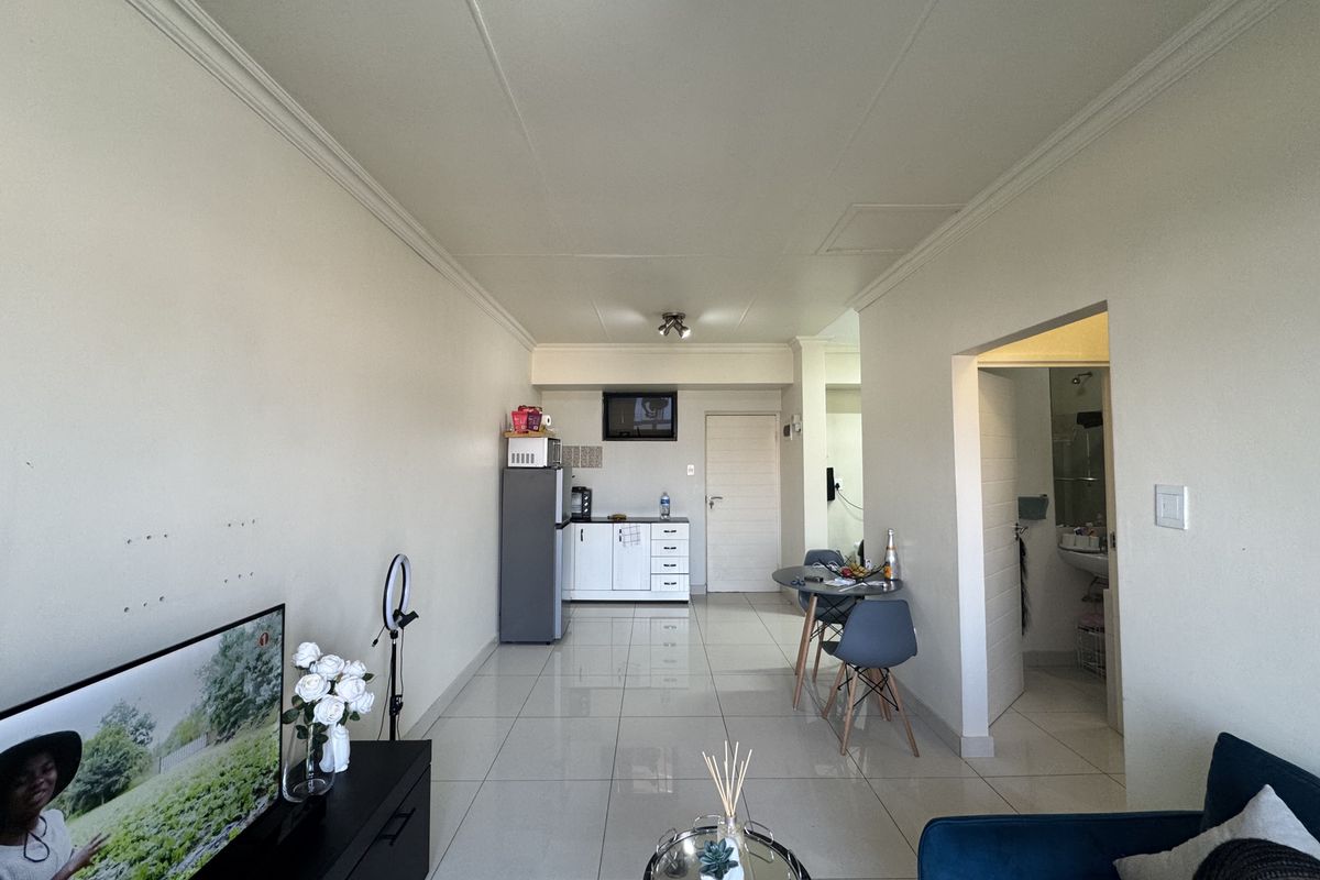 One Bedroom Apartment For Sale Umhlanga - Photo 2