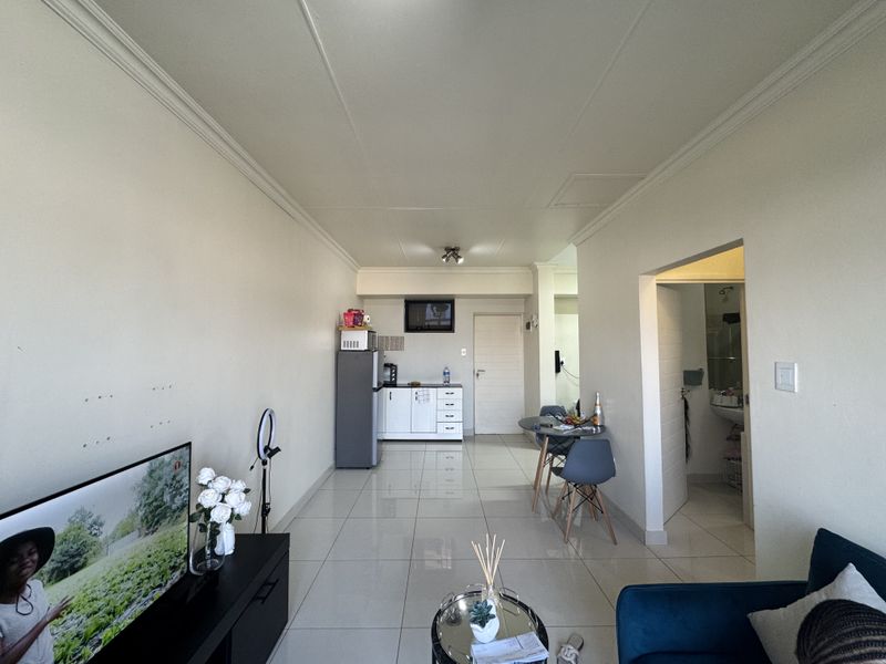 One Bedroom Apartment For Sale Umhlanga - Photo 2