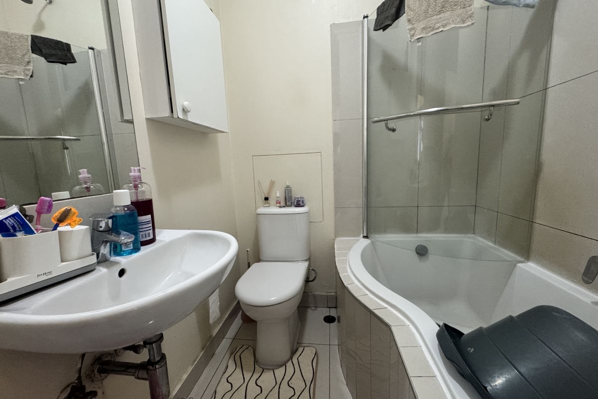 One Bedroom Apartment For Sale Umhlanga - Photo 5