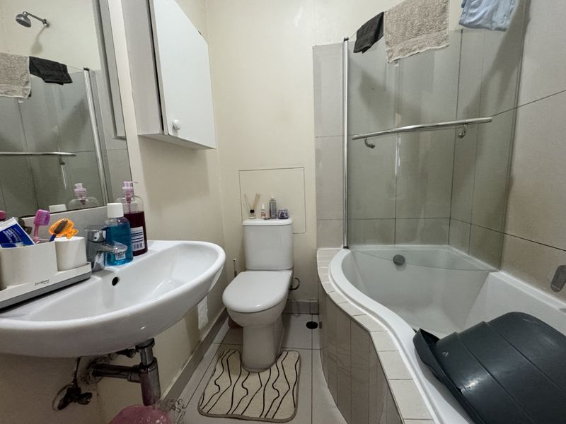 One Bedroom Apartment For Sale Umhlanga - Photo 5