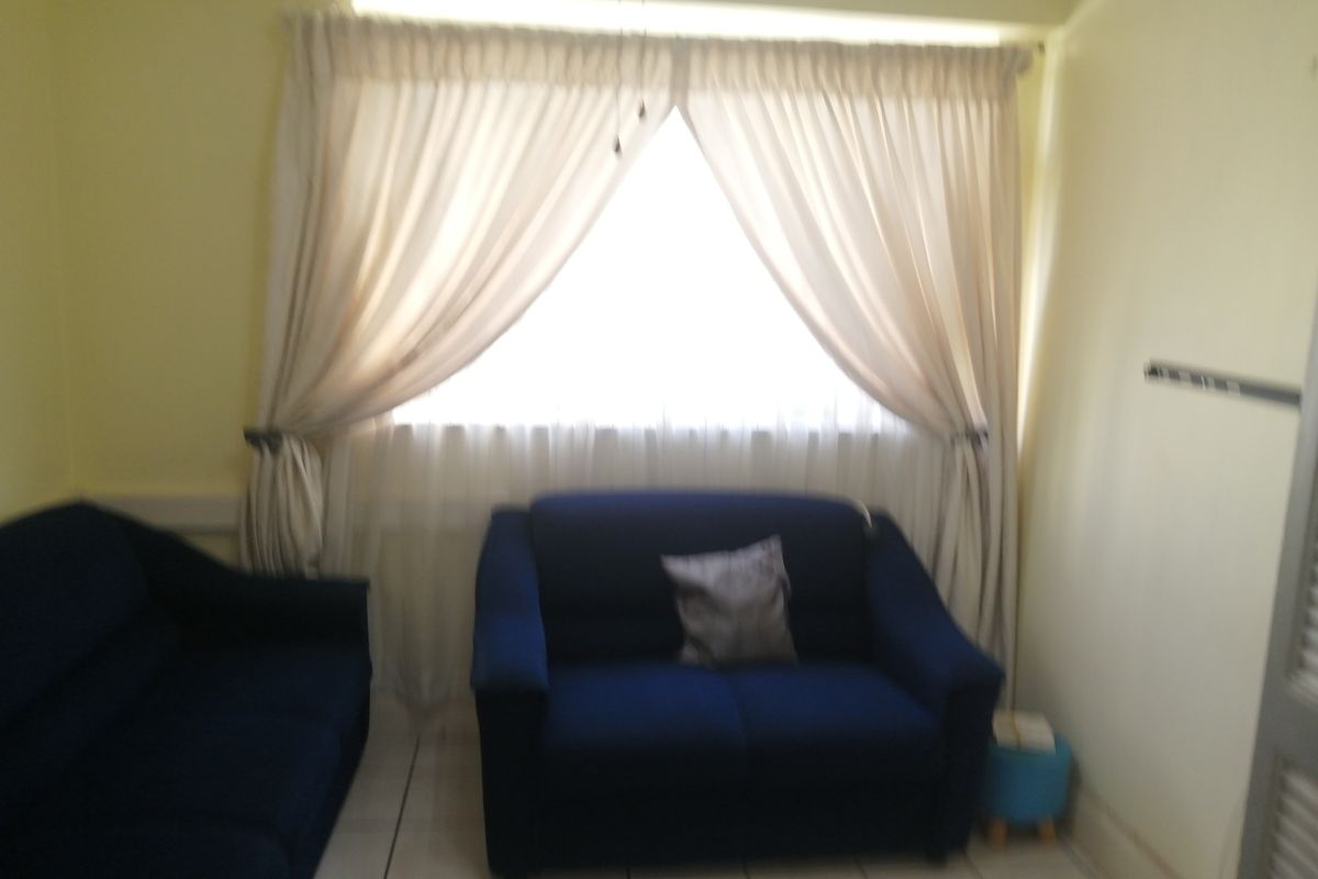 2 Bedroom   Furnished  Apartment  To Let - Photo 2